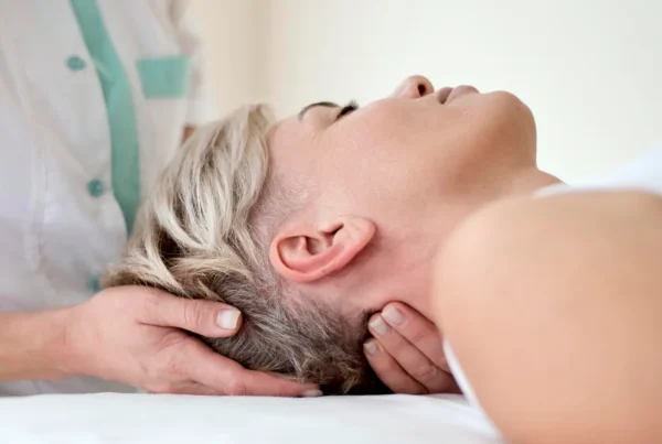 Terapia manuale del tratto cervicale durante una seduta di fisioterapia