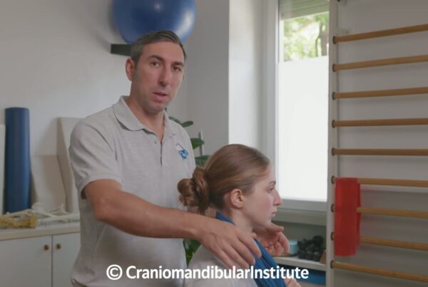 Un fisioterapista guida una donna nell’automobilizzazione cervicale alta in una palestra riabilitativa