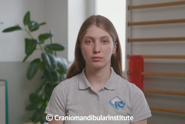 Una giovane donna guarda la camera durante l’esercizio 10 per il rinforzo della lingua, nella sala riabilitativa.